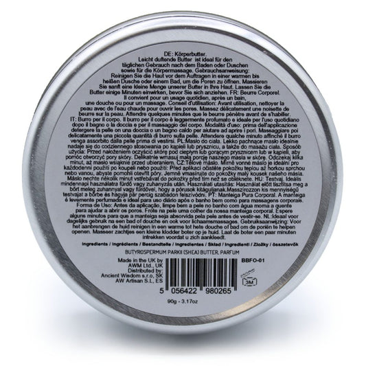 Round tin of body butter displaying back label full of multilingual usage instructions and ingredient list: DE: Körperbutter. Leicht duftende Butter ist ideal für den täglichen Gebrauch nach dem Baden oder Duschen sowie für die Körpermassage. Gebrauchsanweisung: Reinigen Sie die Haut vor dem Auftragen in einer warmen bis heißen Dusche oder einem Bad, um die Poren zu öffnen. Massieren Sie sanft eine kleine Menge unserer Butter in Ihre Haut. Lassen Sie die Butter einige Minuten einwirken, bevor Sie sich anzie
