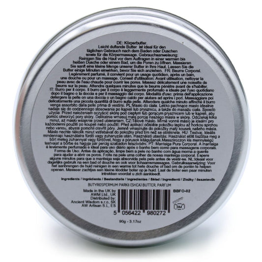Round metal tin shows a circular product label explaining body butter use and ingredients on a white background; text: DE: Körperbutter. Leicht duftende Butter ist ideal für den täglichen Gebrauch nach dem Baden oder Duschen sowie für die Körpermassage. Gebrauchsanweisung: Reinigen Sie die Haut vor dem Auftragen in einer warmen bis heißen Dusche oder einem Bad, um die Poren zu öffnen. Massieren Sie sanft eine kleine Menge unserer Butter in Ihre Haut. Lassen Sie die Butter einige Minuten einwirken, bevor Sie