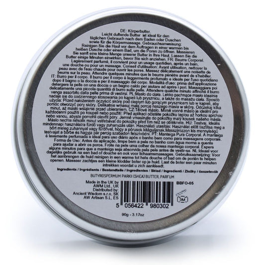 Round metal tin lid displays a circular multilingual body butter label on white background; Text: DE: Körperbutter. Leicht duftende Butter ist ideal für den täglichen Gebrauch nach dem Baden oder Duschen sowie für die Körpermassage. Gebrauchsanweisung: Reinigen Sie die Haut vor dem Auftragen in einer warmen bis heißen Dusche oder einem Bad, um die Poren zu öffnen. Massieren Sie sanft eine kleine Menge unserer Butter in Ihre Haut. Lassen Sie die Butter einige Minuten einwirken, bevor Sie sich anziehen. FR: B
