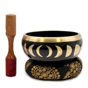 Moon Phase Singing Bowl Set – black 14 cm bowl with moon phase engraving, padded cushion and wooden striker for rich, grounding tones.