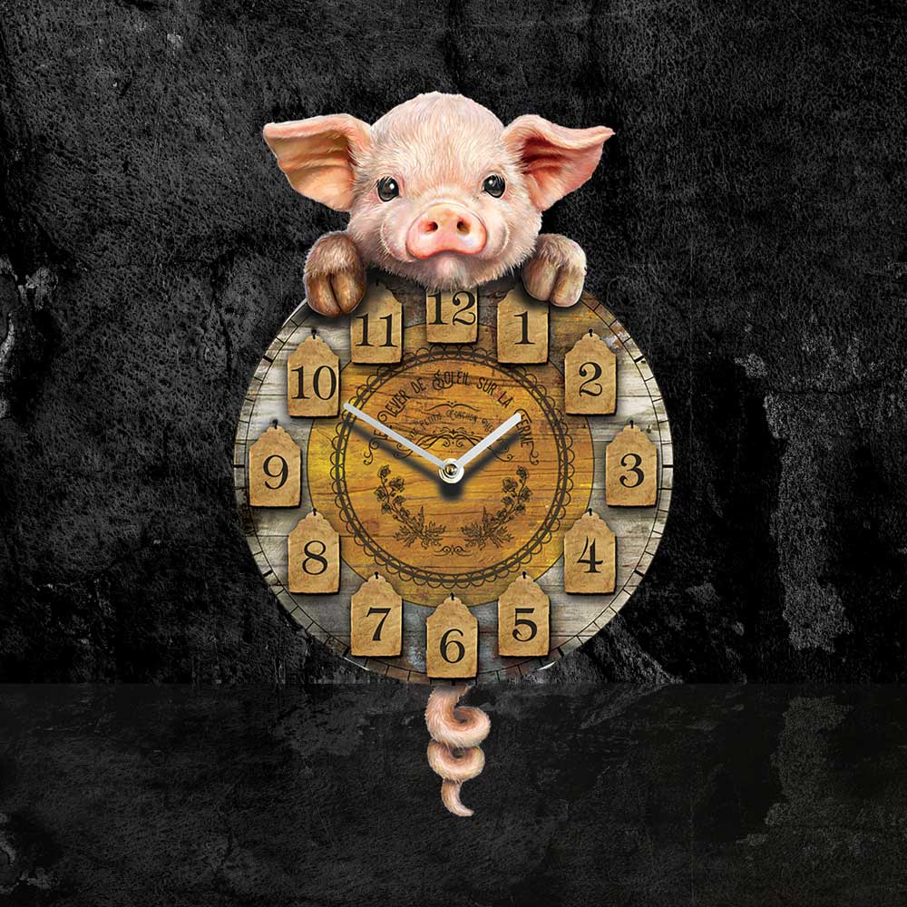 A piglet peers over a clock, featuring wooden numbers and a circular face with "LEVER DE SOLEIL SUR LA" at the top. The background appears to be textured black stone.