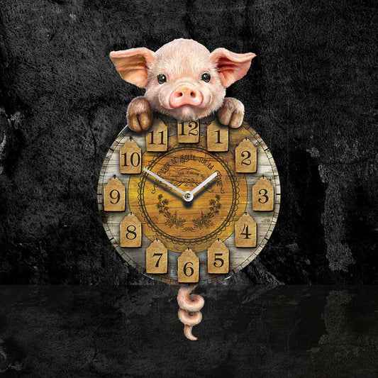 A piglet peers over a clock, featuring wooden numbers and a circular face with "LEVER DE SOLEIL SUR LA" at the top. The background appears to be textured black stone.
