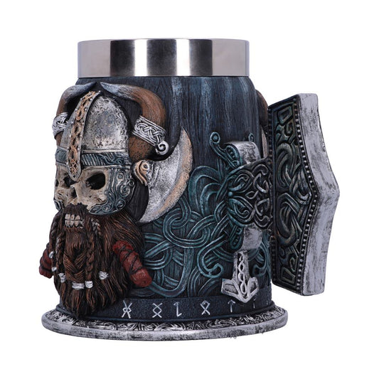 The mug features Viking-themed imagery like a skull with a horned helmet, axe, shield, and Thor's hammer against a faux-wooden texture. Runes encircle the base: ᚦ ᛉ ᛁ ᛉ ᛏ.