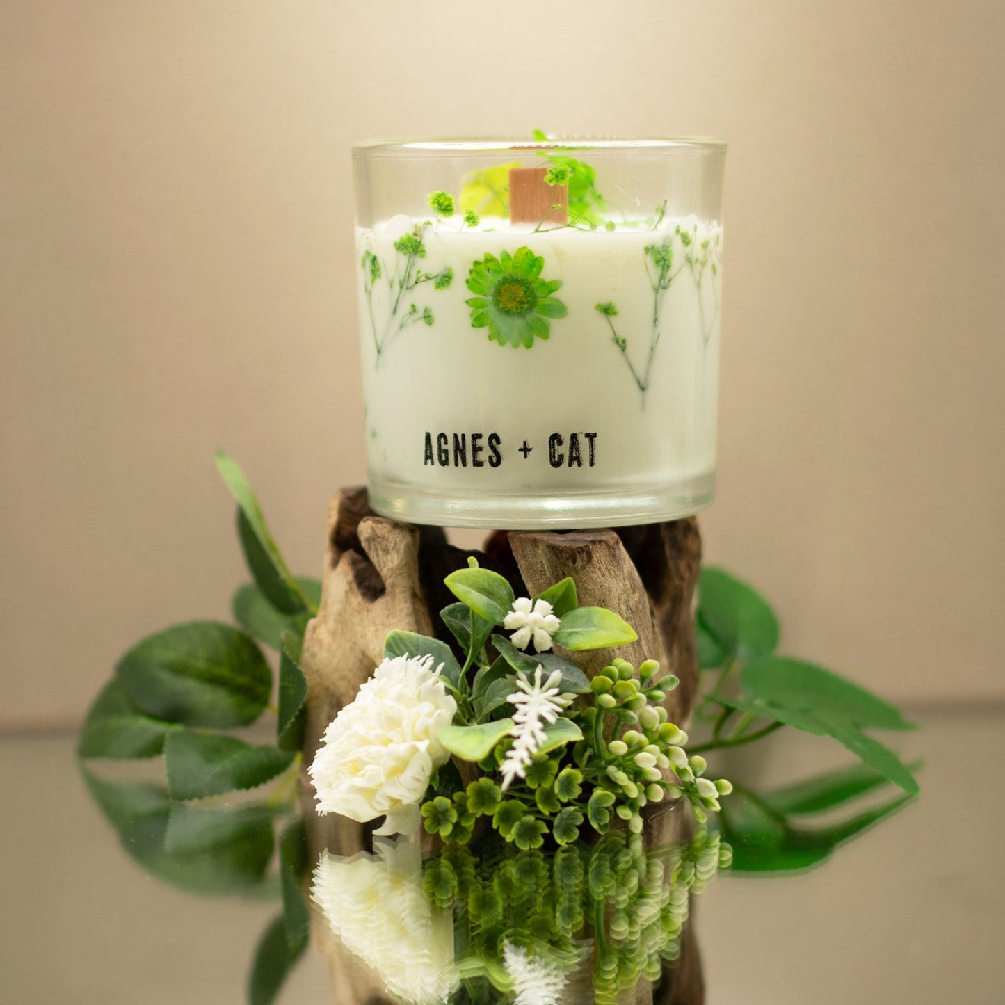 Fellberry botanical soy wax candle with dried flowers – bright fruity berry scented candle