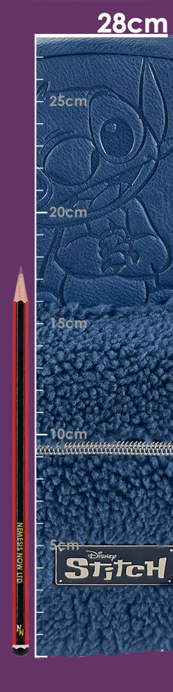 A blue, plush Stitch-embossed pouch is measured against a ruler; a pencil is positioned for scale. The pouch has a zipper and a metallic “Disney Stitch” label. Measurements: 28cm, 25cm, 20cm, 15cm, 10cm, 5cm.