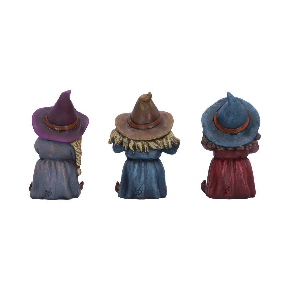 Three gnome figurines in wizard hats, facing away. The left wears a purple cloak, the middle has a blue cloak with straw details, and the right wears a red cloak. They're on a white background.