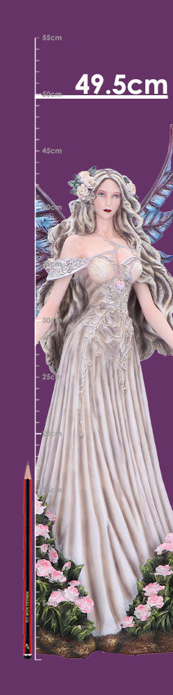 A winged fairy statue stands in a flowing gown among roses while a vertical ruler measures her height against a purple background; Text: 49.5cm, 55cm, 45cm, 40cm, 35cm, 30cm, 25cm, 20cm