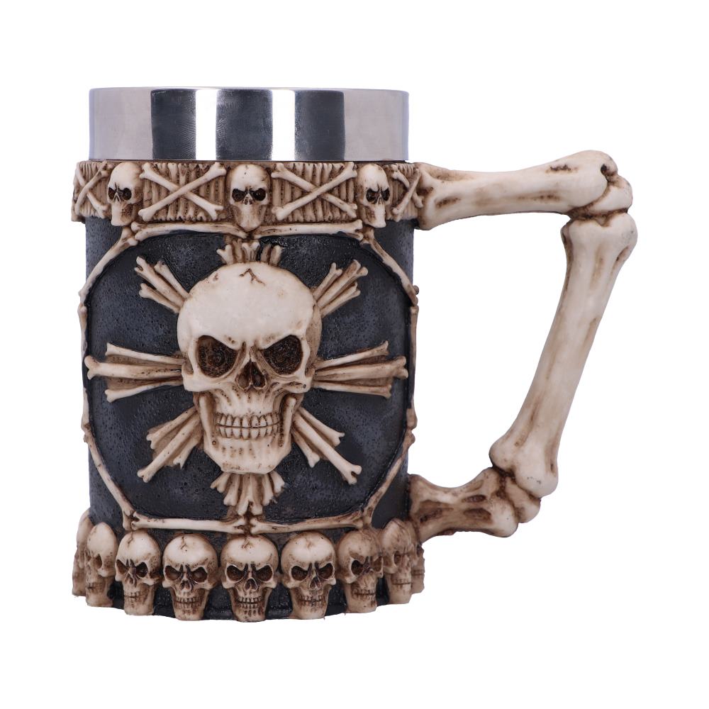 Large Tankard of Skulls 16 cm – resin tankard with ring of grinning skulls, central skull and bone-shaped handle, gothic drink-ware UK.