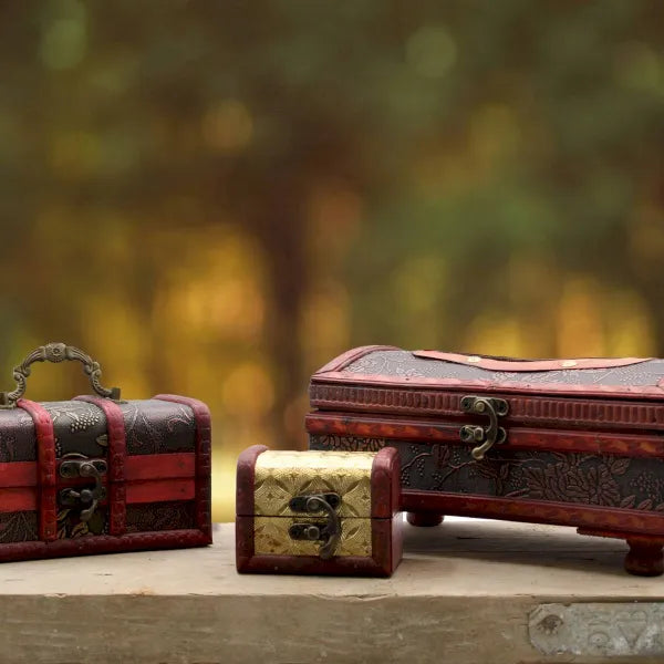 Wooden boxes and chests -a collection of wooden boxes, with hinged lids, in plain, whitewashed and stained varieties.