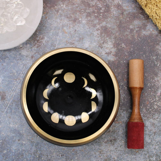 Moon Phase Singing Bowl Set – black 14 cm bowl with moon phase engraving, padded cushion and wooden striker for rich, grounding tones.