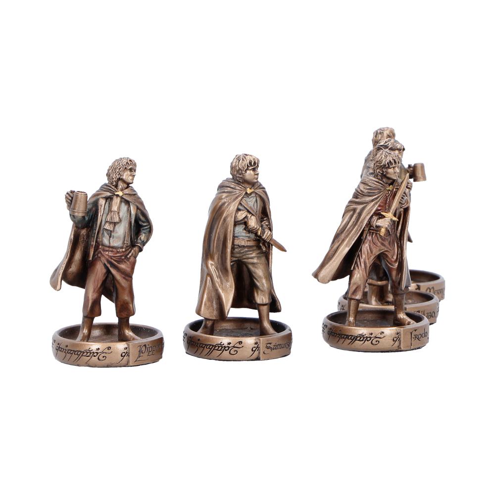 Close grouping of Hobbit figures showing garments and small accessories