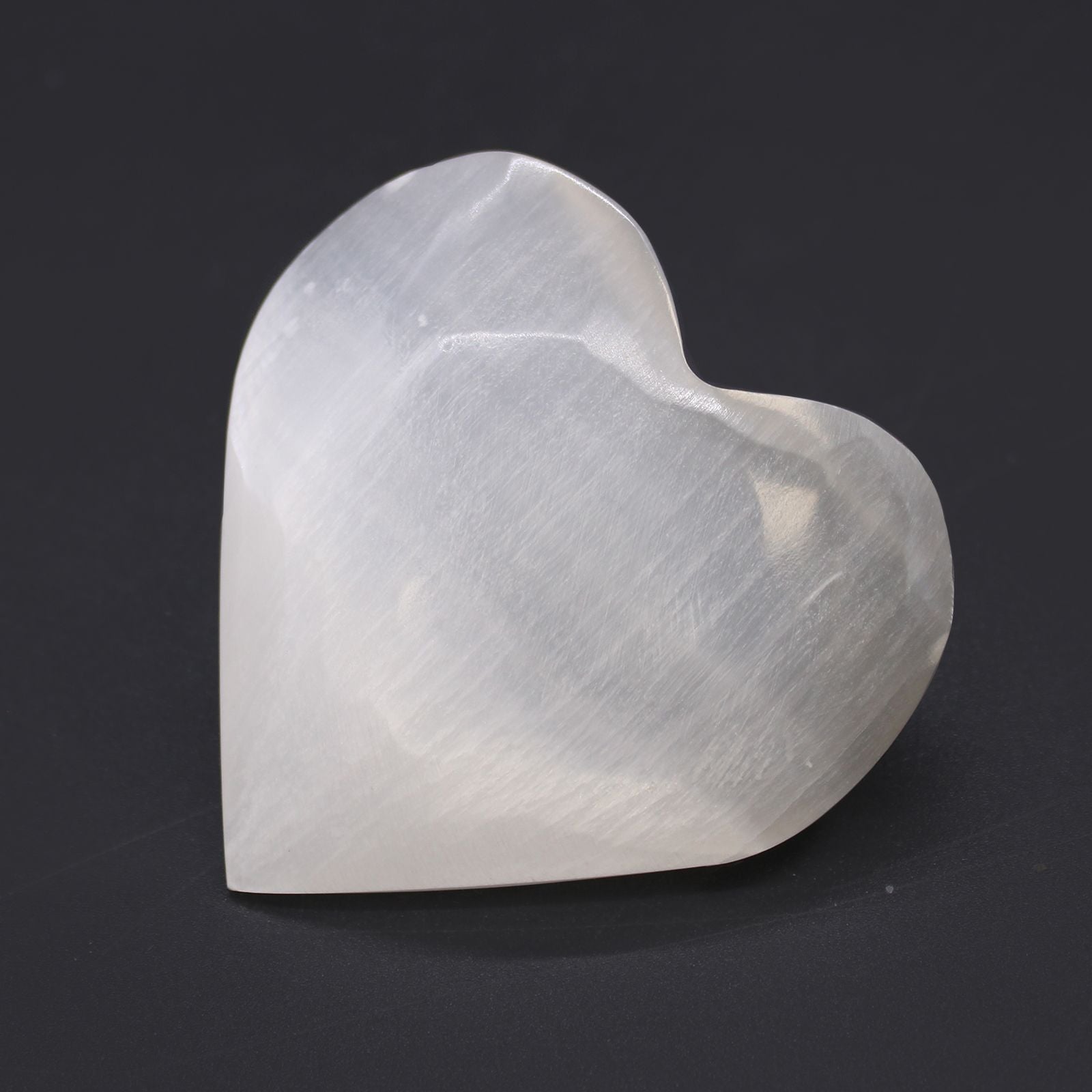 Selenite Heart mediium 7-8 cm – polished selenite crystal heart for energy cleansing, crystal charging and spiritual décor UK