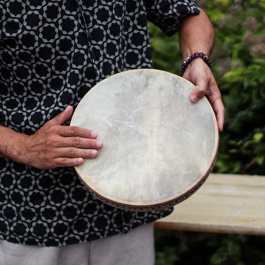 Shaman Sound Healing Ocean Drum 30 cm, wooden frame drum with goatskin membrane and internal beads for wave-like sound and meditation.