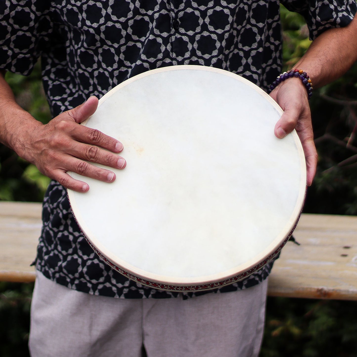 Shaman Sound Healing Ocean Drum 35 cm, wooden frame drum with goatskin head and internal beads producing wave-like ocean sound for meditation and sound healing.