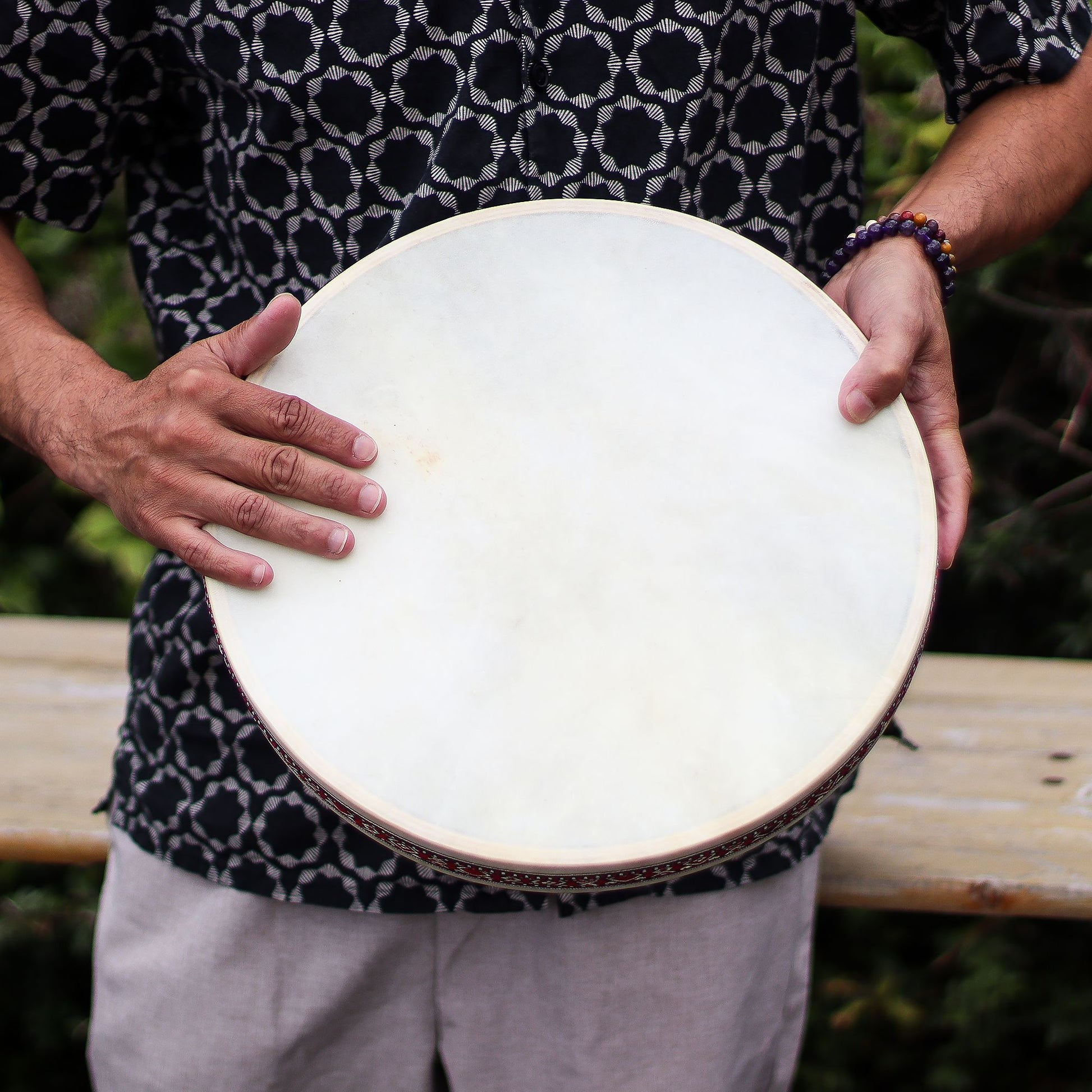 Shaman Sound Healing Ocean Drum 35 cm, wooden frame drum with goatskin head and internal beads producing wave-like ocean sound for meditation and sound healing.