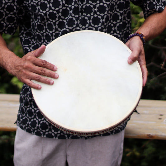 Shaman Sound Healing Ocean Drum 35 cm, wooden frame drum with goatskin head and internal beads producing wave-like ocean sound for meditation and sound healing.